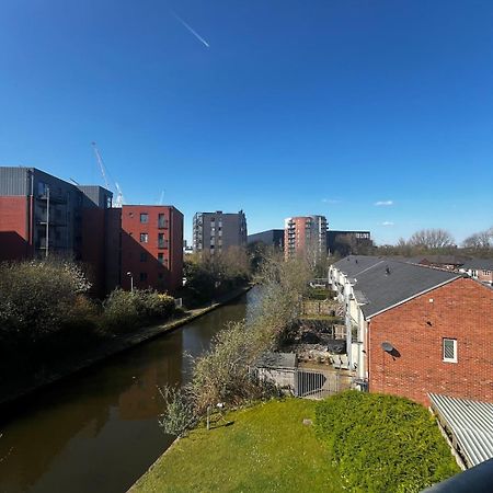 Serene 2-Bed Flat With Canal Views - Coop Live & Ethiad Манчестер Екстер'єр фото