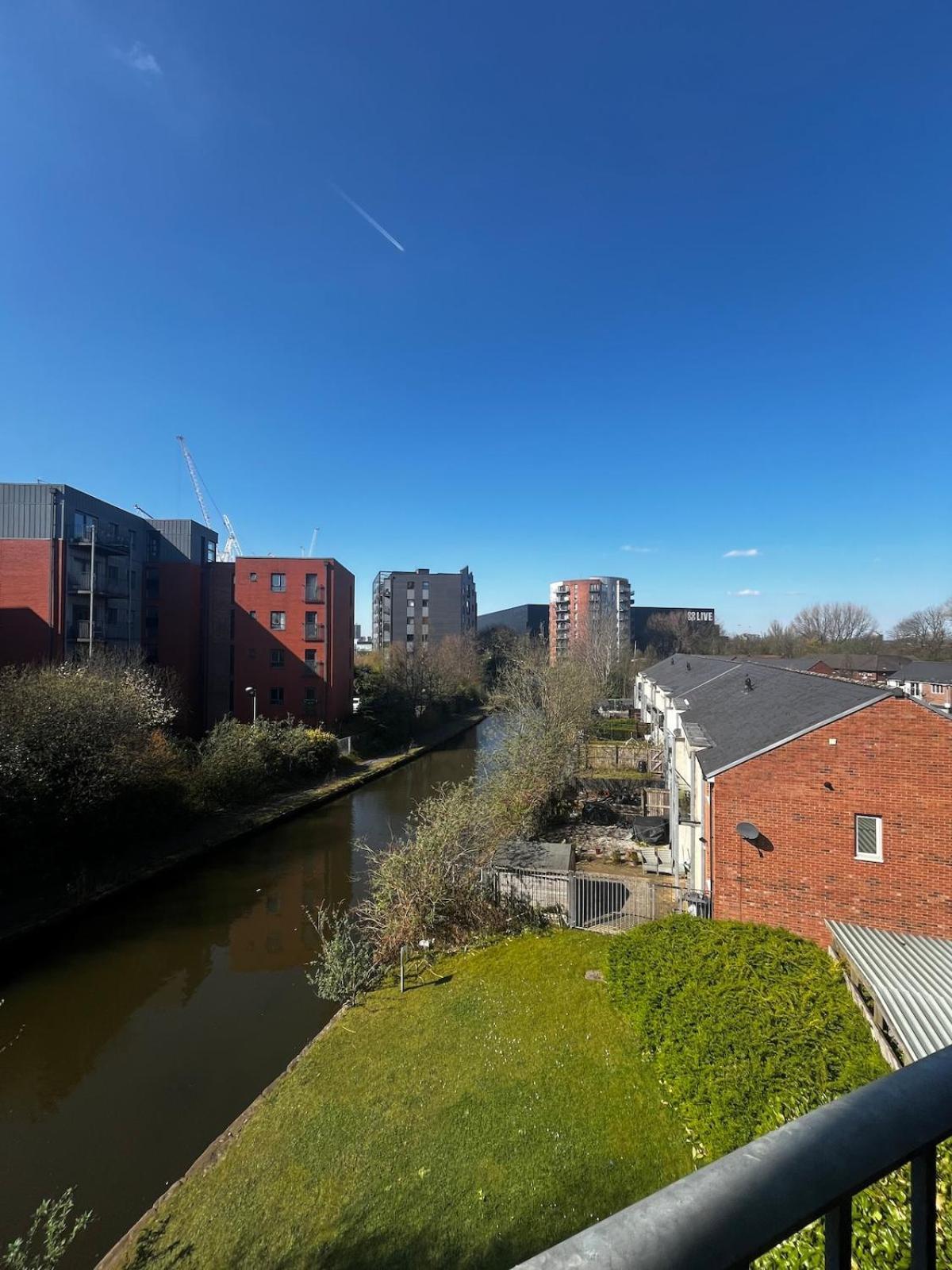 Serene 2-Bed Flat With Canal Views - Coop Live & Ethiad Манчестер Екстер'єр фото