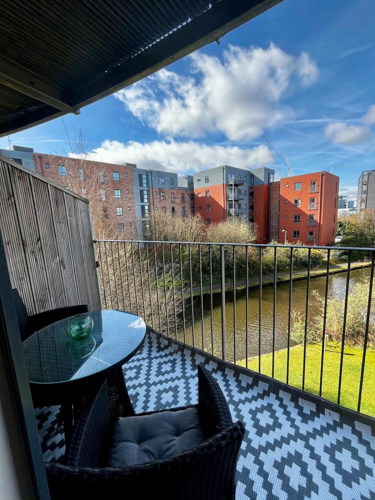 Serene 2-Bed Flat With Canal Views - Coop Live & Ethiad Манчестер Екстер'єр фото