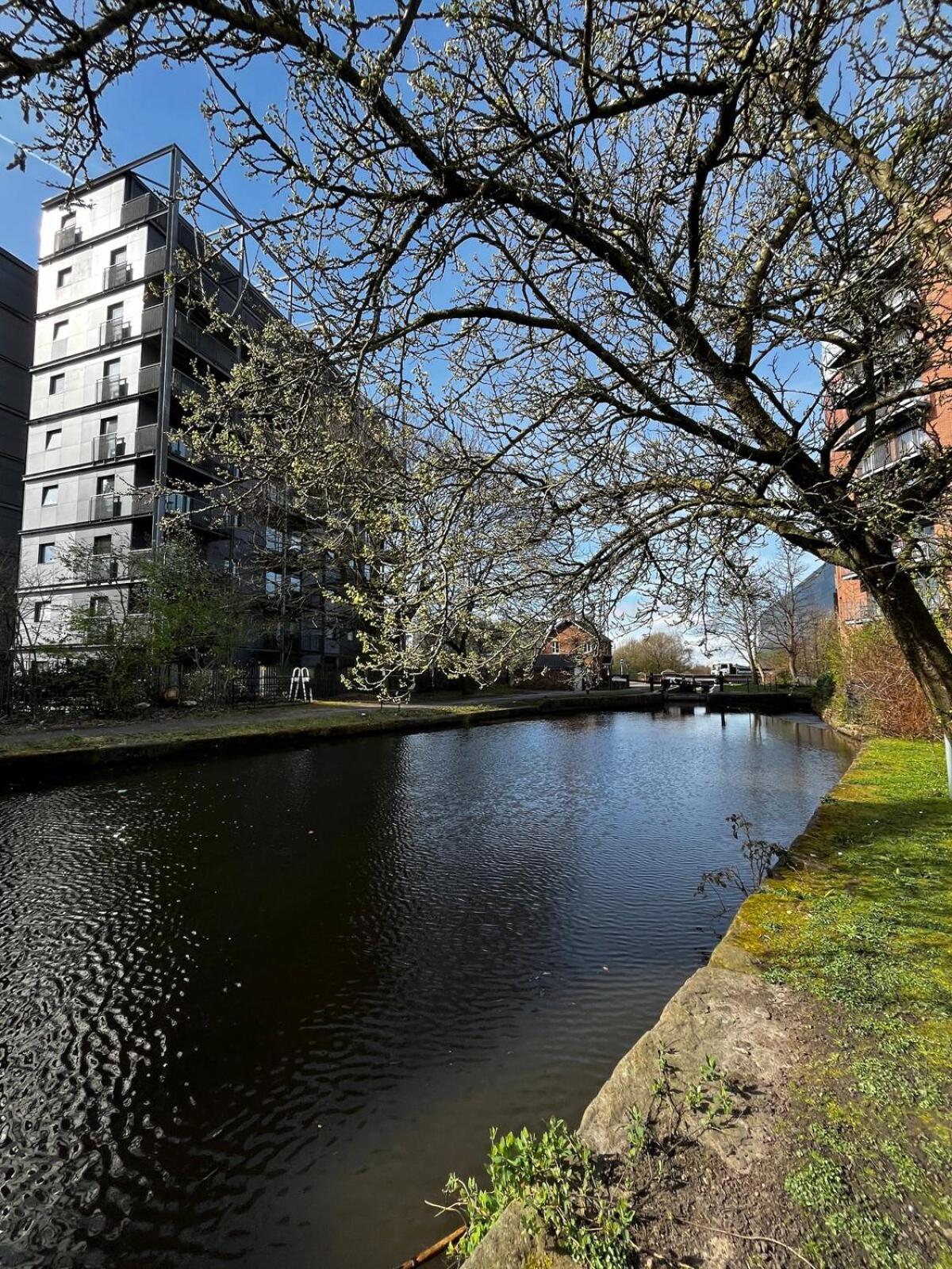 Serene 2-Bed Flat With Canal Views - Coop Live & Ethiad Манчестер Екстер'єр фото