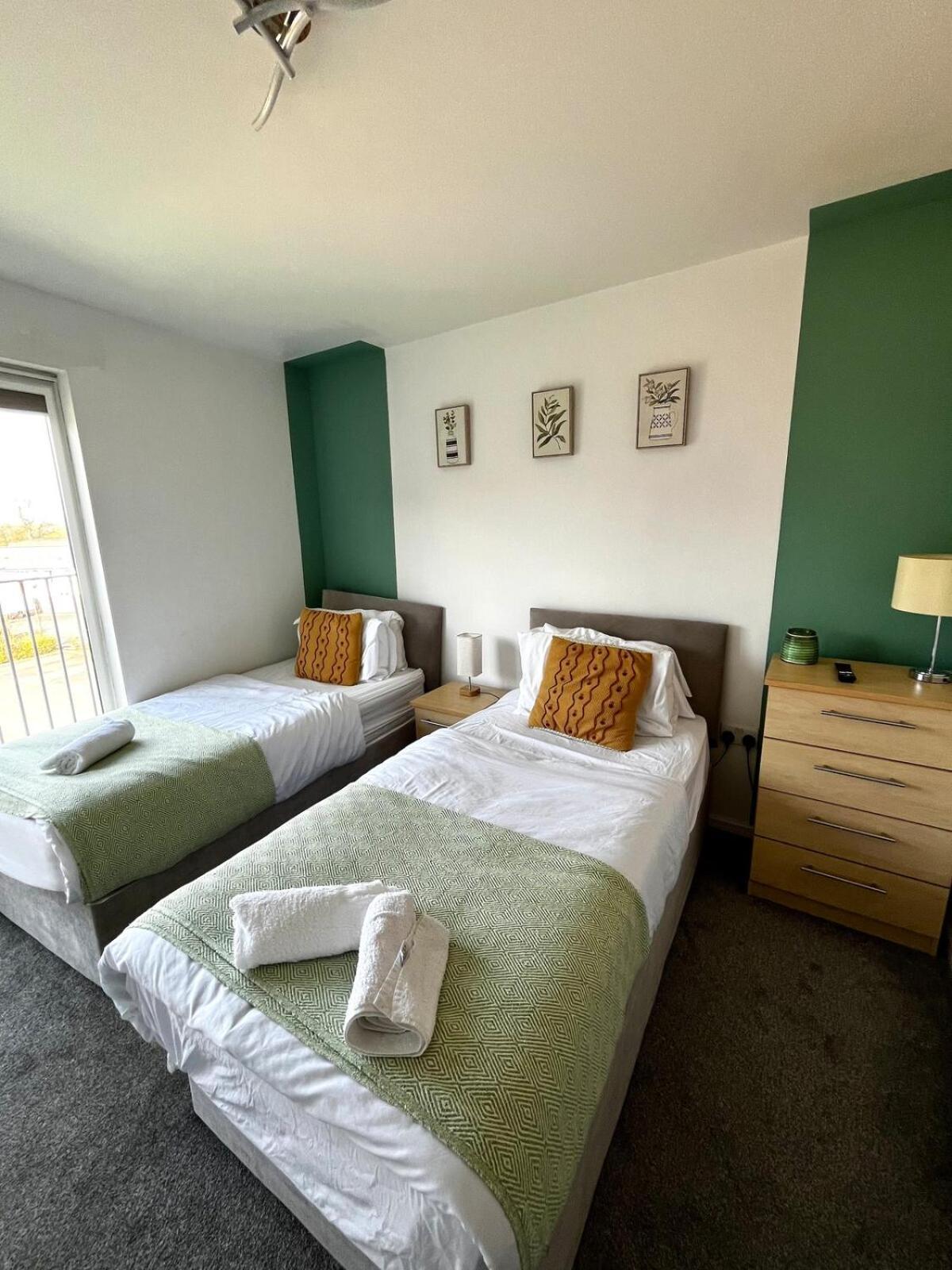 Serene 2-Bed Flat With Canal Views - Coop Live & Ethiad Манчестер Екстер'єр фото