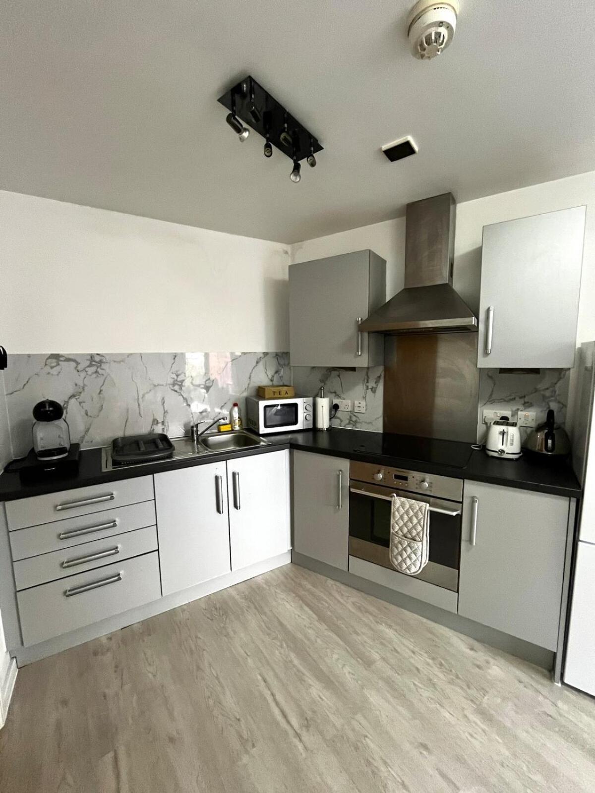 Serene 2-Bed Flat With Canal Views - Coop Live & Ethiad Манчестер Екстер'єр фото
