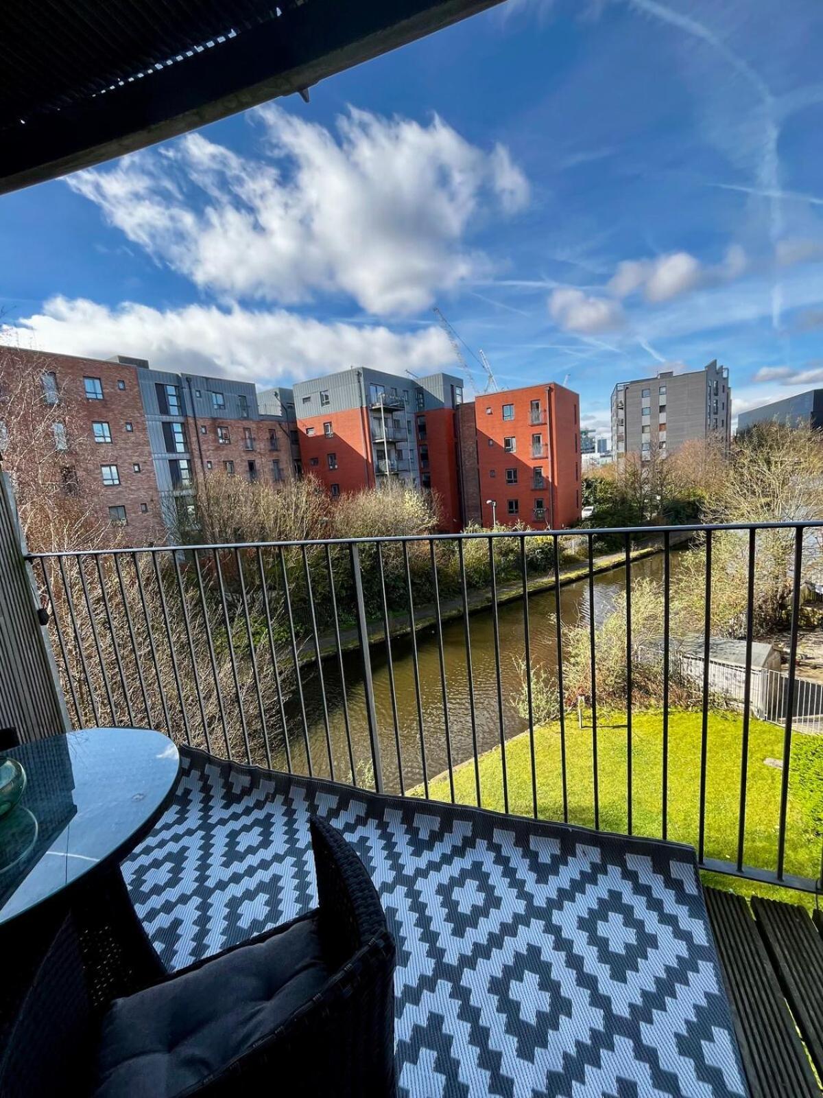 Serene 2-Bed Flat With Canal Views - Coop Live & Ethiad Манчестер Екстер'єр фото