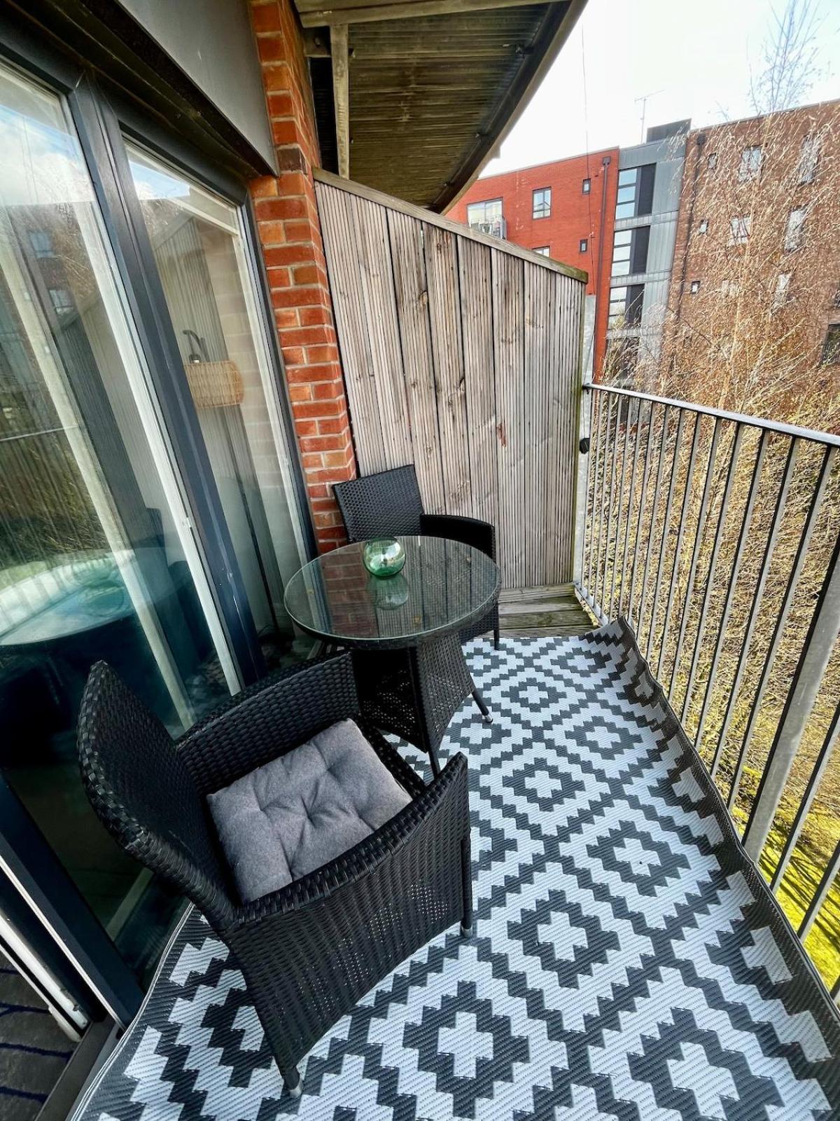 Serene 2-Bed Flat With Canal Views - Coop Live & Ethiad Манчестер Екстер'єр фото