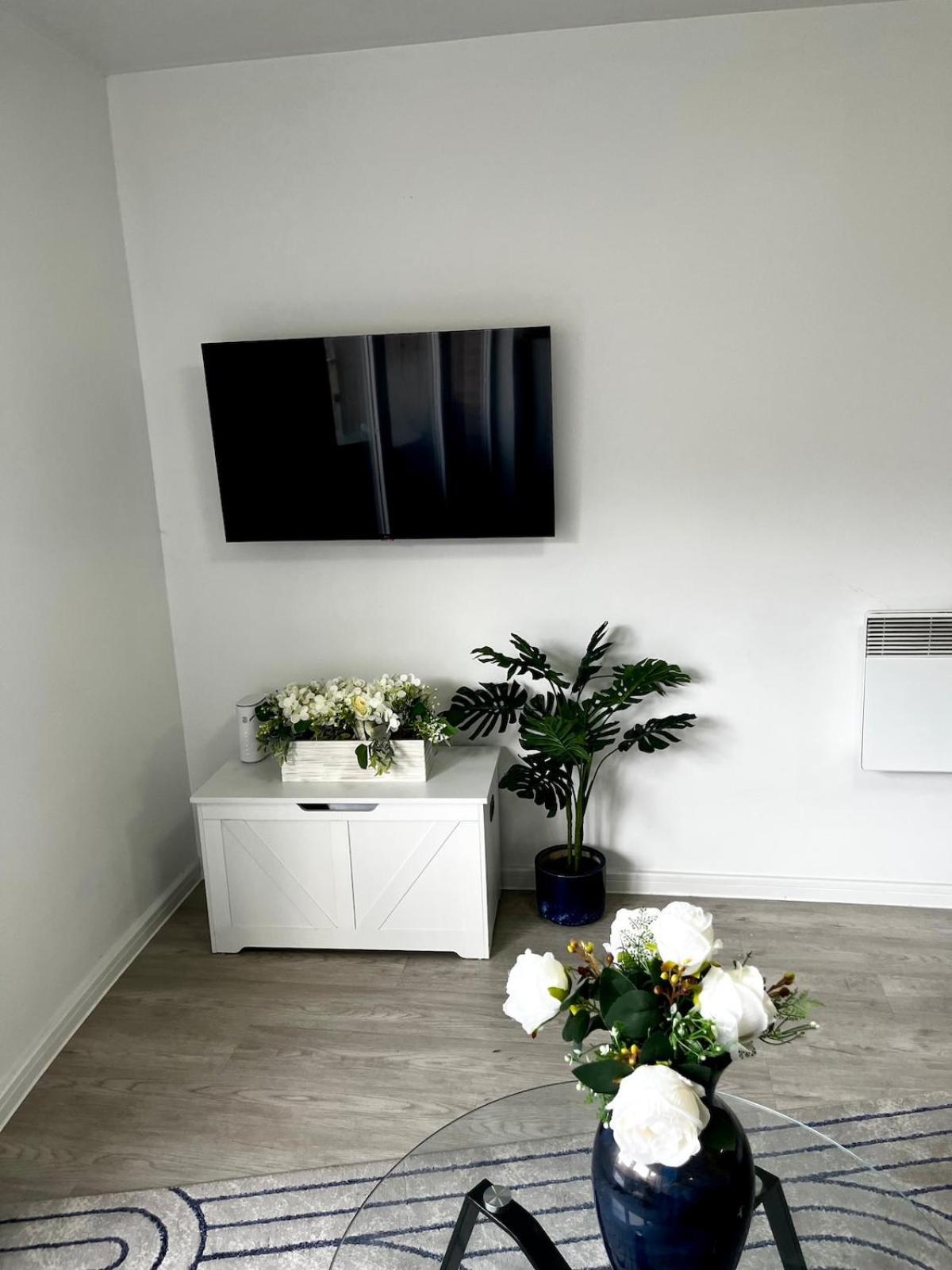 Serene 2-Bed Flat With Canal Views - Coop Live & Ethiad Манчестер Екстер'єр фото